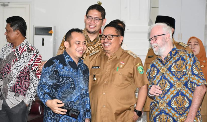 Penjabat Walikota Bengkulu, Arif Gunadi, menerima kunjungan Dirjen Bangda Kemendagri, Suryo Putro, beserta tim Courtesy Visit dan Pelingkupan Program CIP di Balai Kota Merah Putih, Kelurahan Pekan Sabtu.