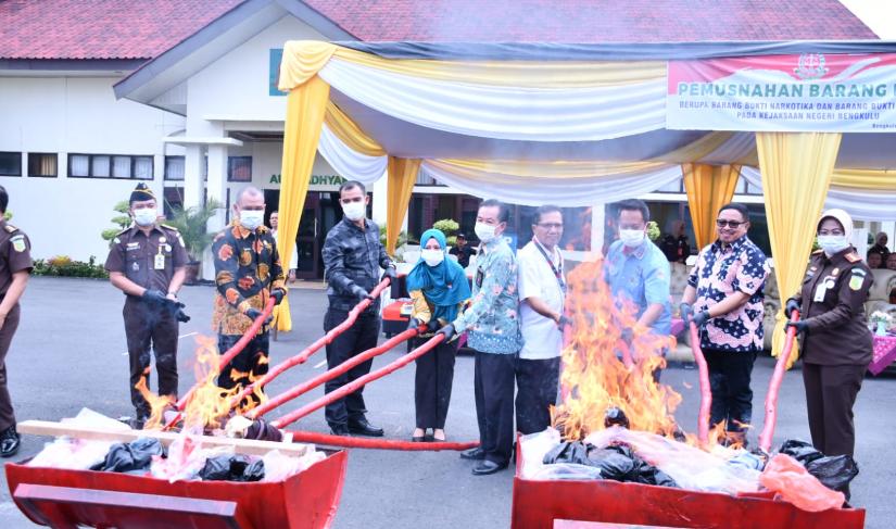  Barang bukti dan barang sitaan dari 62 perkara yang telah berkekuatan hukum tetap dimusnahkan oleh Kejaksaan Negeri (Kejari) Bengkulu di halaman kantor Kejaksaan Negeri Bengkulu, Kamis (16/11).