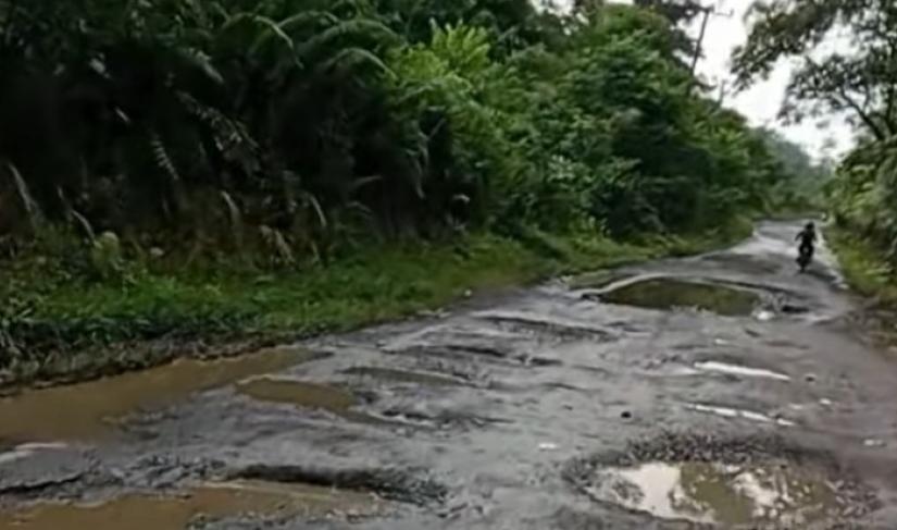 Jalan di Kabupaten Lebong tak kunjung diperbaiki.