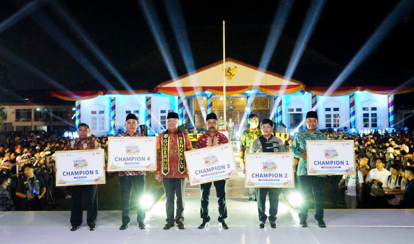 Gubernur Bengkulu, Rohidin Mersyah, menyerahkan penghargaan kepada para pemenang Lomba Desa Wisata Provinsi Bengkulu 2023.