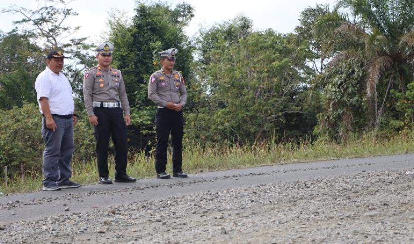 Pemkab bersama kepolisian Polres Mukomuko tinjau titik lokasi rawan Lakalantas, kemarin.