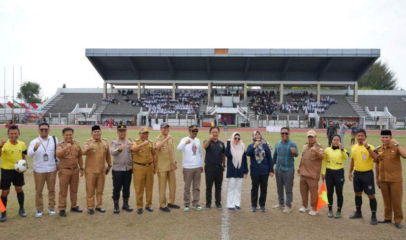 Pembukaan turnamen sepak bola wanita.