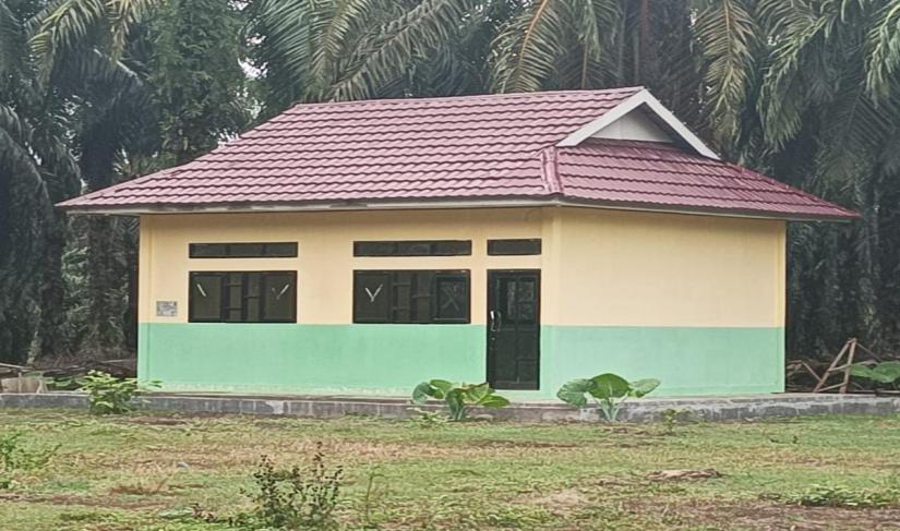 Kondisi bangunan PAUD yang dibangun di tengah perkebunan kelapa sawit.