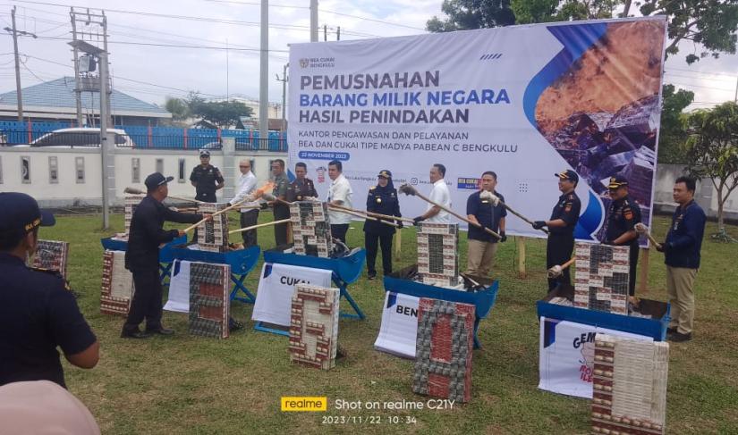 Kantor Pengawasan dan Pelayanan Bea dan Cukai Tipe Madya Pabean C Bengkulu melakukan pemusnahan jutaan batang rokok ilegal dan minuman keras senilai Rp 2,2 miliar.