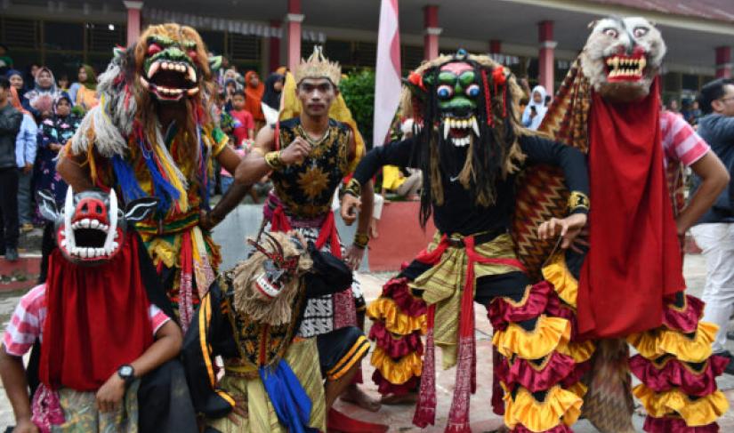 Penampilan Sanggar Wahyu Turonggo Mudo.