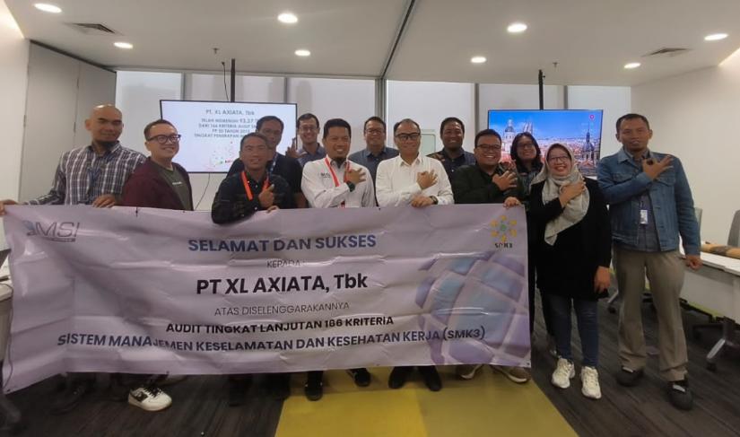 Director & Chief Technology Officer XL Axiata sekaligus Chairman atau Ketua Panitia Pembina Keselamatan dan Kesehatan Kerja (P2K3) XL Axiata, I Gede Darmayusa (Tengah) foto bersama usai menerima Penghargaan Bendera Emas SMK3 (Sistem Manajemen Keselamatan dan Kesehatan Kerja) dari Kementerian Ketenagakerjaan (Kemenaker) Republik Indonesia di Jakarta, pada Rabu (22/11).