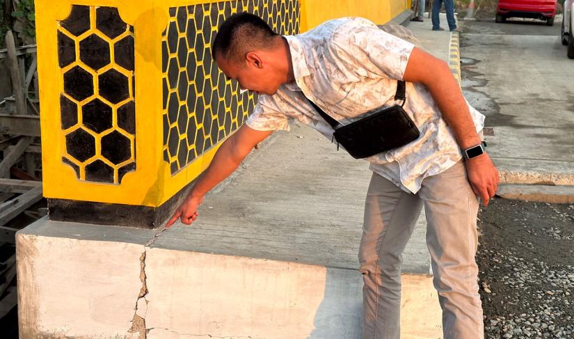 Seorang warga menunjukan keretakan jembatan yang baru di PHO.