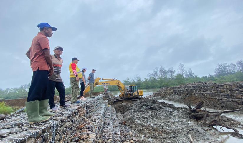 Kadis DKP Syafriandi tinjau progres pembangunan Pelabuhan Perikanan Nasional.