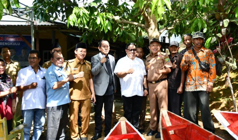 Penyerahan bantuan perahu sampan kepada nelayan di Kota Bengkulu.