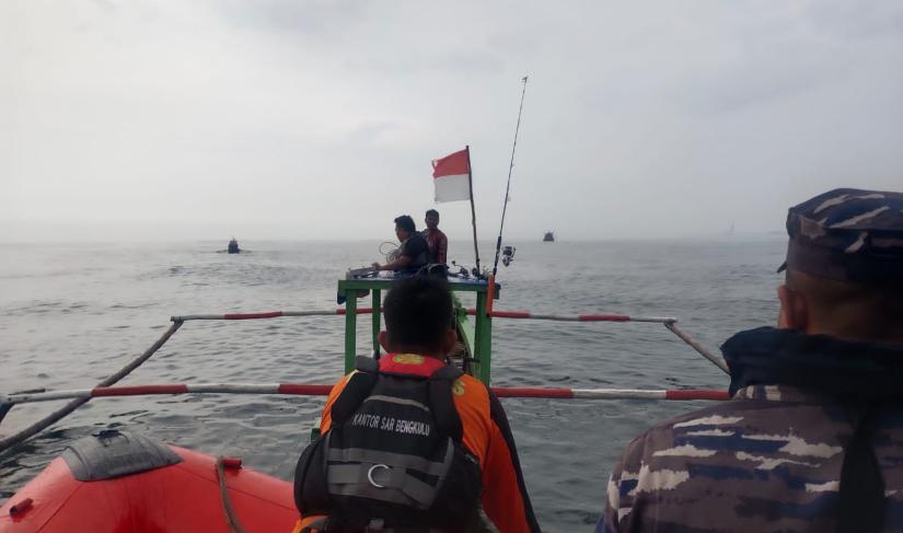 Proses penyelamatan kapal mati mesin di perairan Bengkulu.