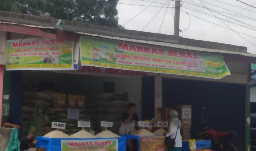 Lapak beras di Tugu Hiu Kota Bengkulu.