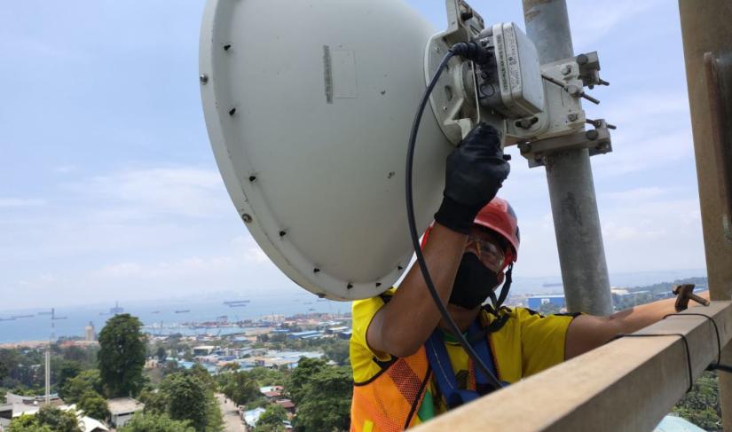 Keterangan Foto: Teknisi melakukan pengecekan jaringan pada perangkat Base Transceiver Station (BTS) milik XL Axiata beberapa waktu lalu. 