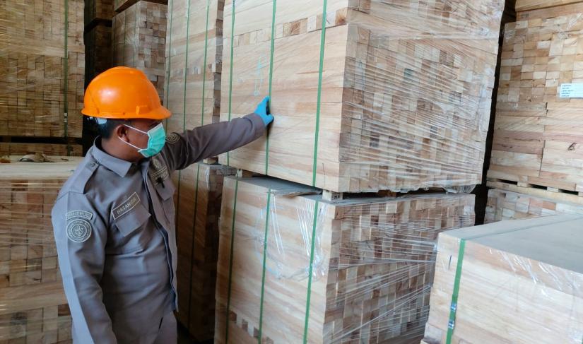 Petugas Karantina Bengkulu memeriksa komoditas kayu ekspor.
