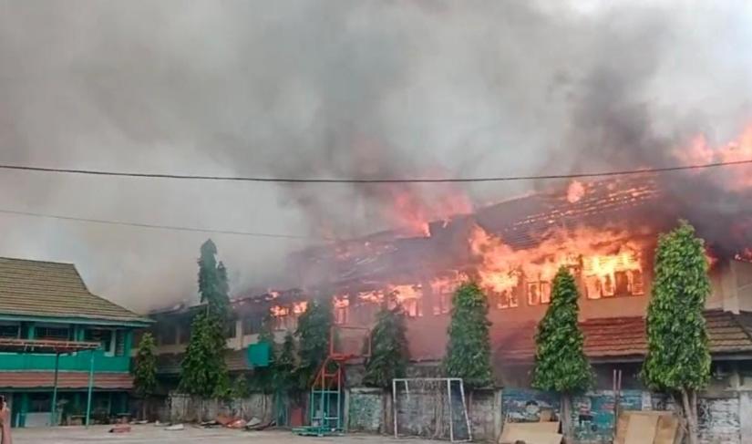 Peristiwa kebakaran menimpa gedung SMKN 3 Kota Bengkulu.