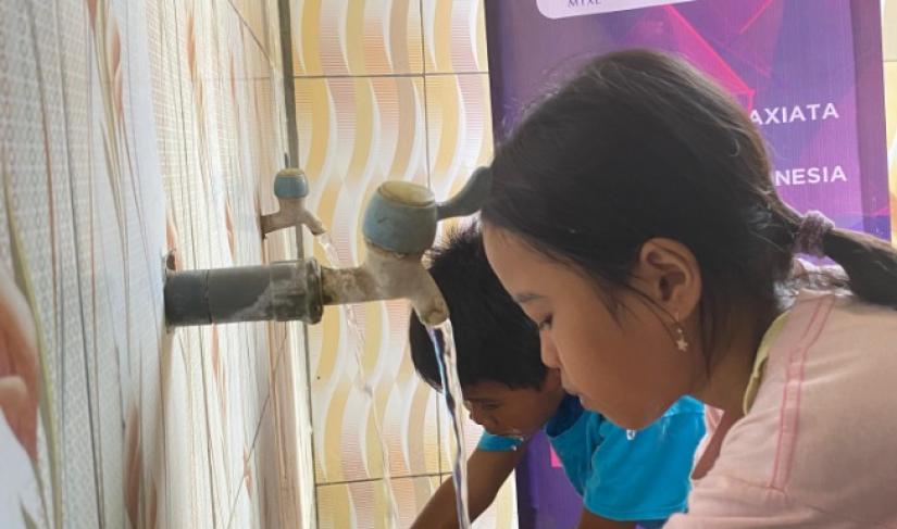Karyawan XL Axiata Bangun Sarana Air Bersih.