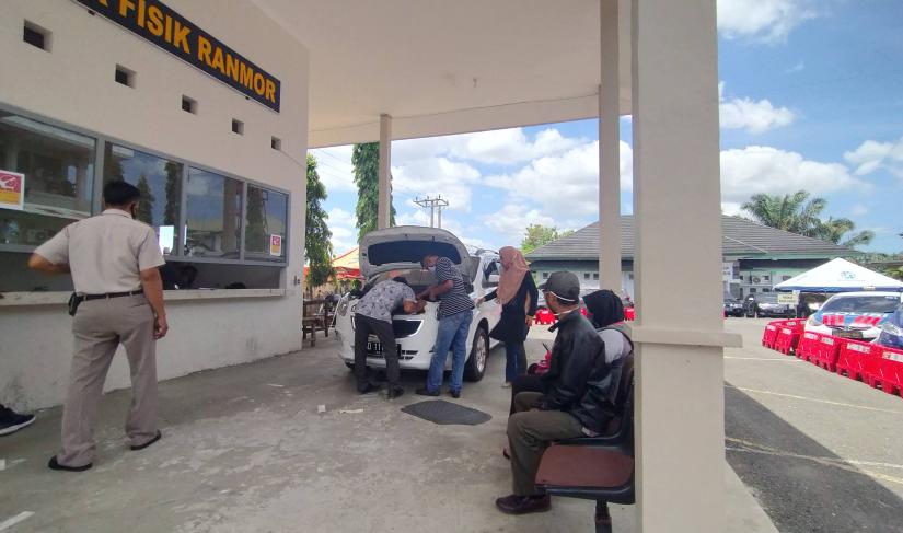 Pengecekan kendaraan bermotor di Samsat Kota Bengkulu.