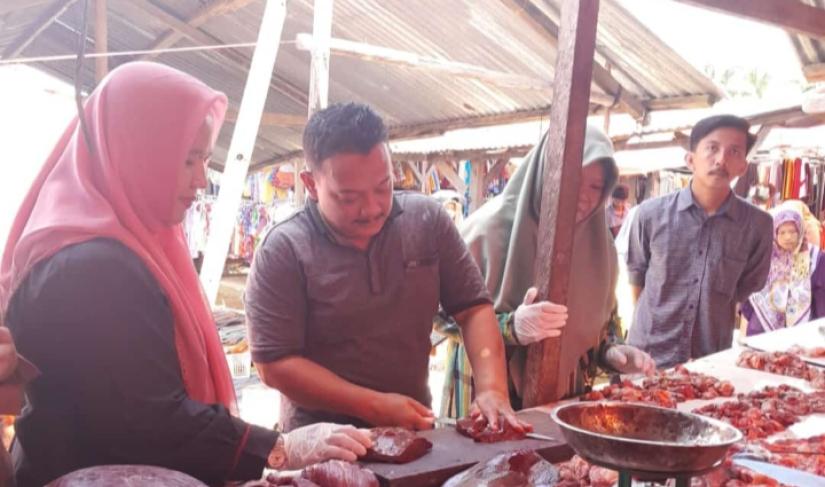 Dinas Pertanian Kabupaten Mukomuko mengecek kelayakan daging layak dikonsumsi di sejumlah pasar
