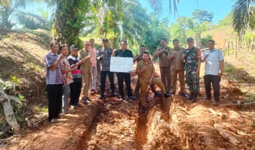 Poto bersama Pemdes Tebing Kandang dan Unsur Tripaka Kecamatan Air Napal 