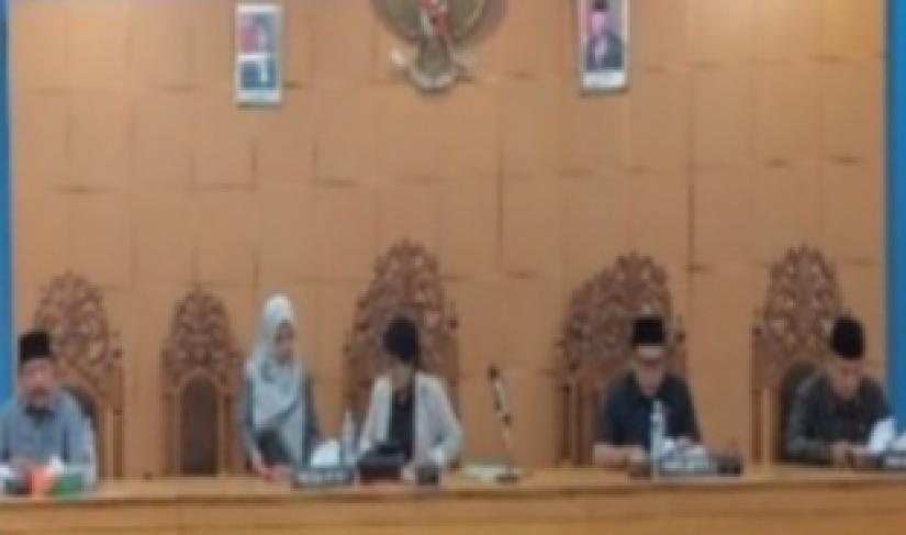 Ketua DPRD BU Pimpin Rapat Diruang Rapat DPRD