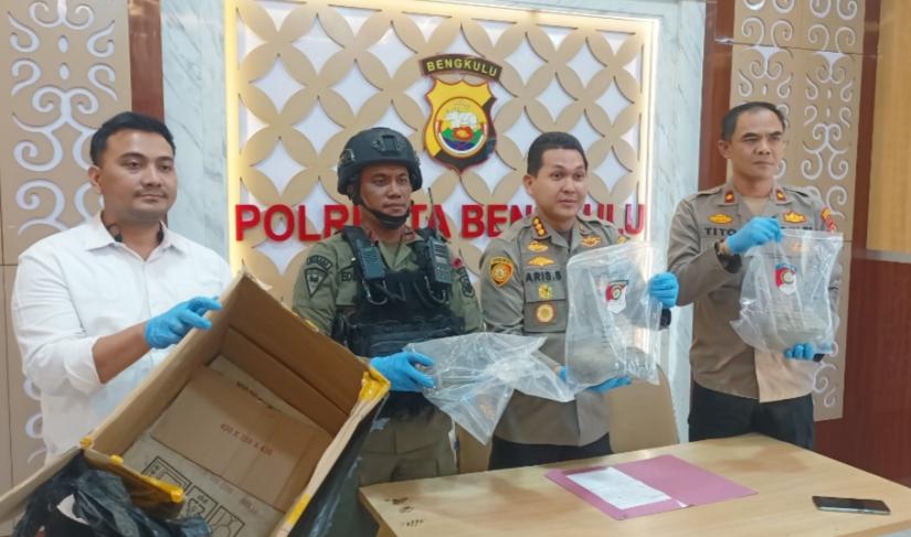 Konferensi pers temuan barang mencurigakan di Kota Bengkulu, Senin (28/8/23).