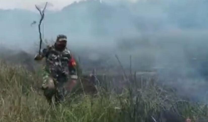 Kebakaran Lahan di Pulau Enggano, TNI dan Polri Bantu Warga Padamkan Titik Api.