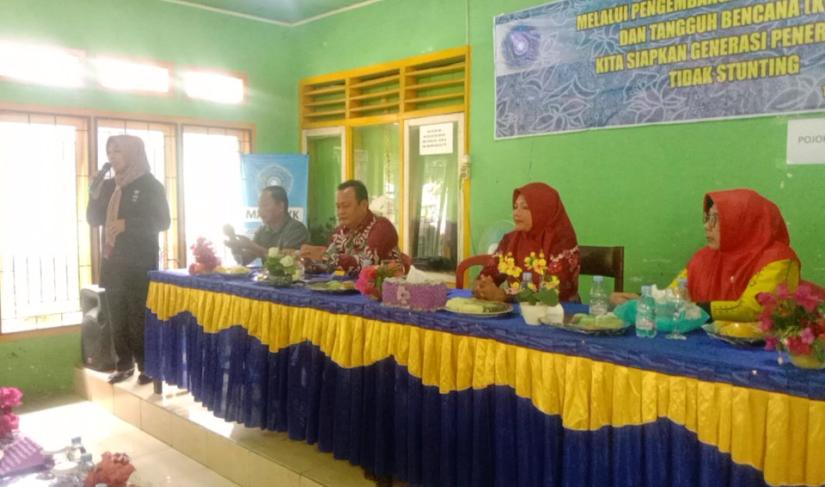 Ketua PKK Kabupaten Bengkulu Utara Ny. Eko Kurnia Ningsih Mian, bersama, Camat Arma jaya, Ibu-ibu Ketua Pokja 4 PKK Kabupaten dan kepala desa pagar banyu 