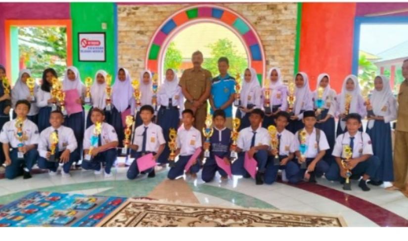 Kadisdik menyerah kan piala O2SN tingkat kabupaten Bu 