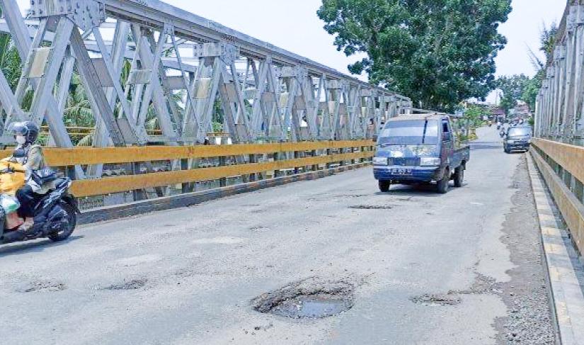  Jembatan penghubung Rawa Makmur dan Kampung Kelawi.