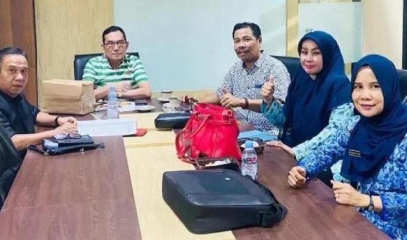 Anggota Komisi II DPRD Provinsi Bengkulu Usin Abdisyah Putra Sembiring menyambut kedatangan sejumlah guru di ruang rapat Komisi II DPRD Provinsi Bengkulu, Senin, (29/05/2023).