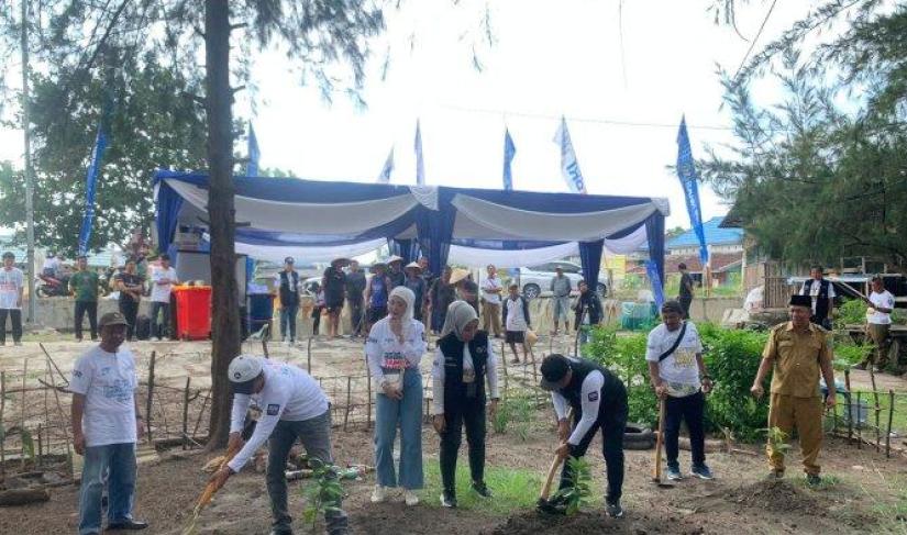 Kegiatan peduli lingkungan di Pantai Zakat Kota Bengkulu.