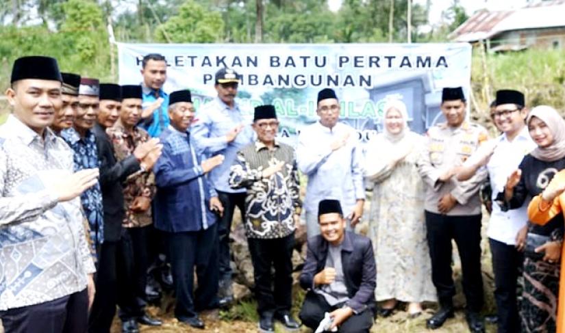 Bupati Kepahiang  Hidayattullah Sjahid melakukan peletakan batu pertama pembangunan Masjid Al Ikhlas di Desa Suka Merindu, Kecamatan Kepahiang, Sabtu (4/2/2023).