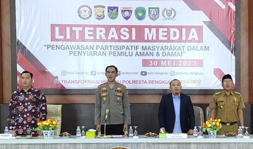  Dempo Xler, S.IP., M.AP., Ketua Komisi I DPRD Provinsi Bengkulu memberikan apresiasi atas kegiatan Literasi Media tentang Pengawasan Partisipatif Masyarakat Dalam Penyiaran Pemilu Tahun 2024 yang digelar Komisi Penyiaran Indonesia Daerah (KPID) Bengkulu bersama Kepolisian Resort Kota (Polresta) Bengkulu pada Selasa, 30 Mei 2023.