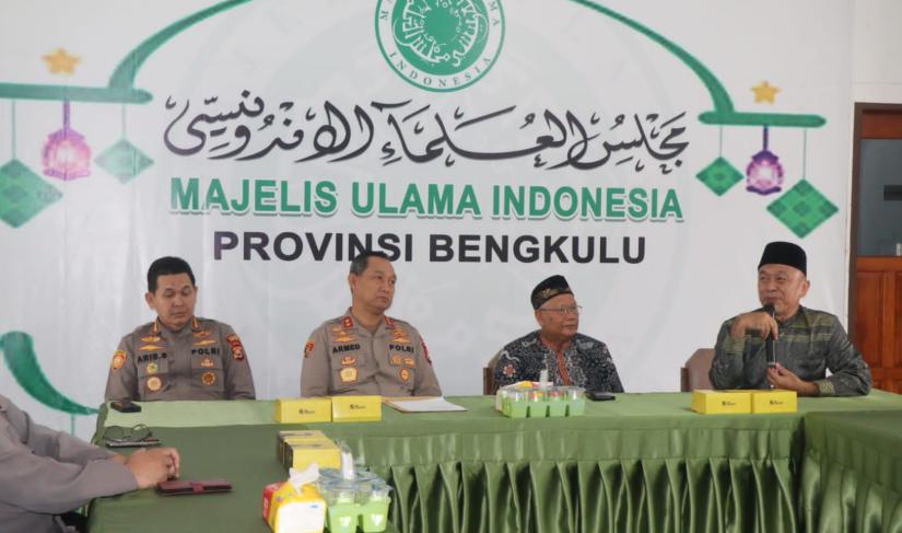 Kapolda Bengkulu Irjen Pol. Drs. Armed Wijaya, MH melakukan kunjungan kerja dan silaturahmi ke kantor Majelis Ulama Indonesia Provinsi Bengkulu, Rabu siang  (14/06/20223).