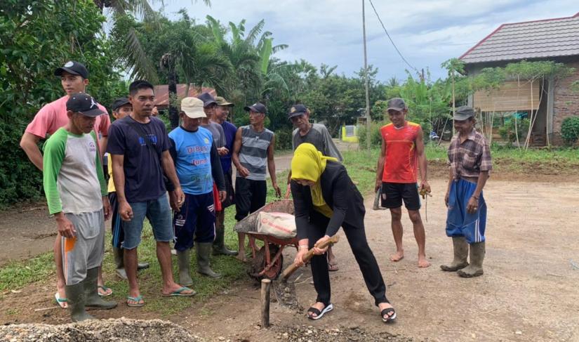 Mega Sulastri S.Sos merupakan Anggota Dewan Perwakilan Rakyat Daerah (DPRD) Provinsi Bengkulu dari Fraksi Partai Golongan Karya (Golkar), membantu generasi muda Desa Padang Rambun dalam membangun sarana dan prasarana lapangan voli  Foto/Dok BT