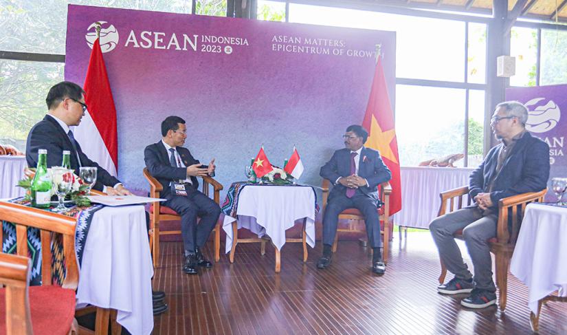 Menteri Komunikasi dan Informatika  RI, Johnny G.Plate menerima kunjungan  Menteri Informasi dan Komunikasi Vietnam Nguyen Manh Hung saat KTT ke-23 ASEAN 2023 di  Labuan Bajo, Kabupaten Manggarai Barat, Nusa Tenggara Timur, Rabu (10/5/2023).