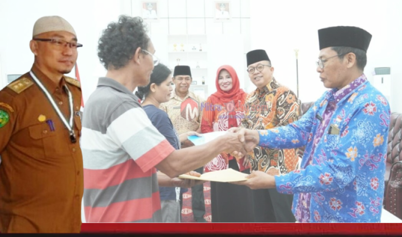 Penyerahan Bantuan Pemindahan Makam Kepada Ahli Waris Foto/Dok