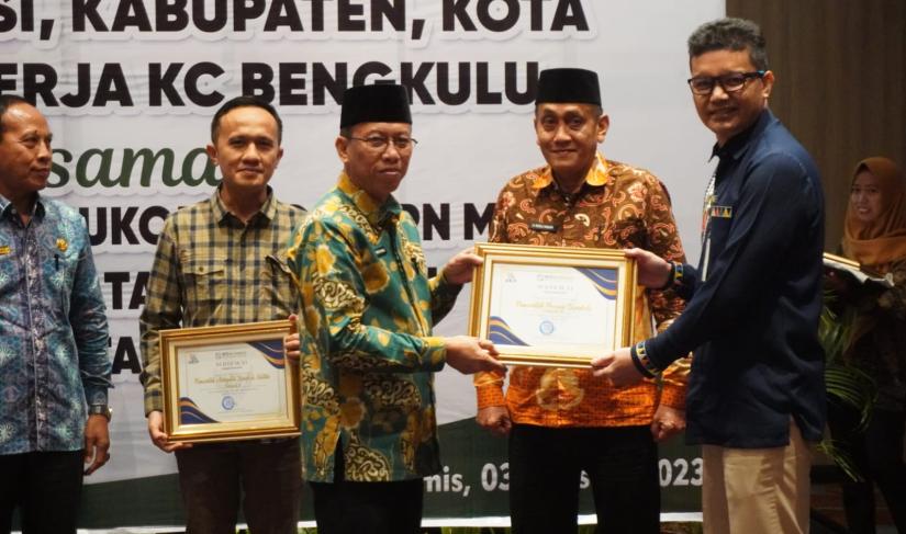 Asisten III Setda Provinsi Bengkulu Nandar Munadi terima penghargaan dan hadir pada Rekonsiliasi Iuran Wajib Pemda Provinsi dan Kabupaten/Kota Wilayah Kerja Kantor Cabang BPJS Kesehatan Bengkulu, di ballroom, Kamis (03/08).