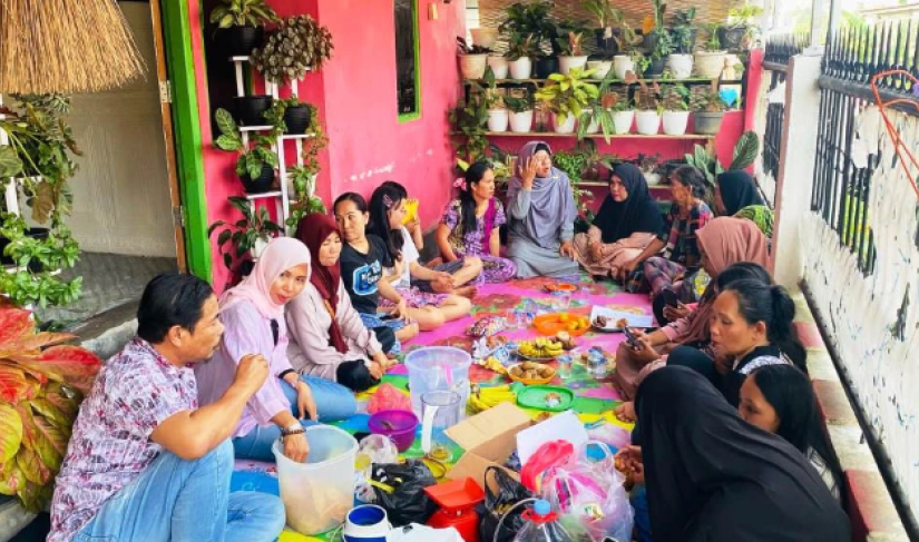 Usin dan Ibu-Ibu Kader Lingkungan Nongkrong Bareng bahas Cara Pengelolaaan Limbah Organik Foto.Dok
