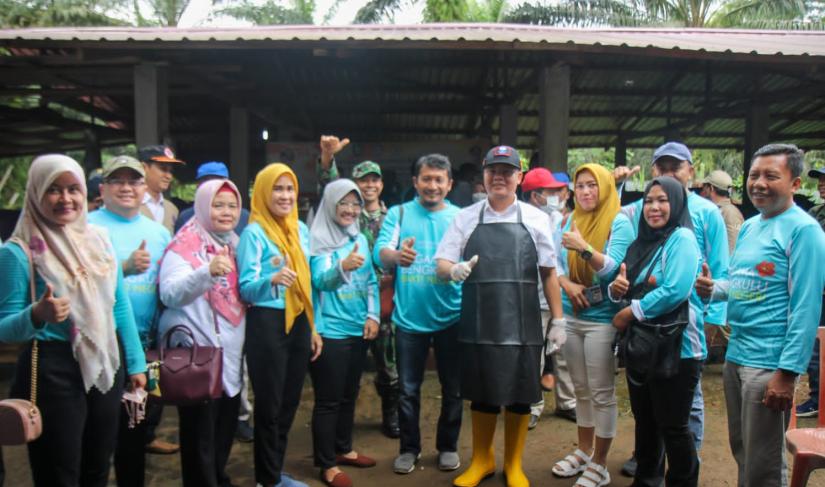 Gubernur Bengkulu Rohidin Mersyah Lakukan Vaksinasi PMK secara massal bekerjasama dengan Pengda Kagama Bengkulu di Kabupaten Seluma, Rabu (22/2).