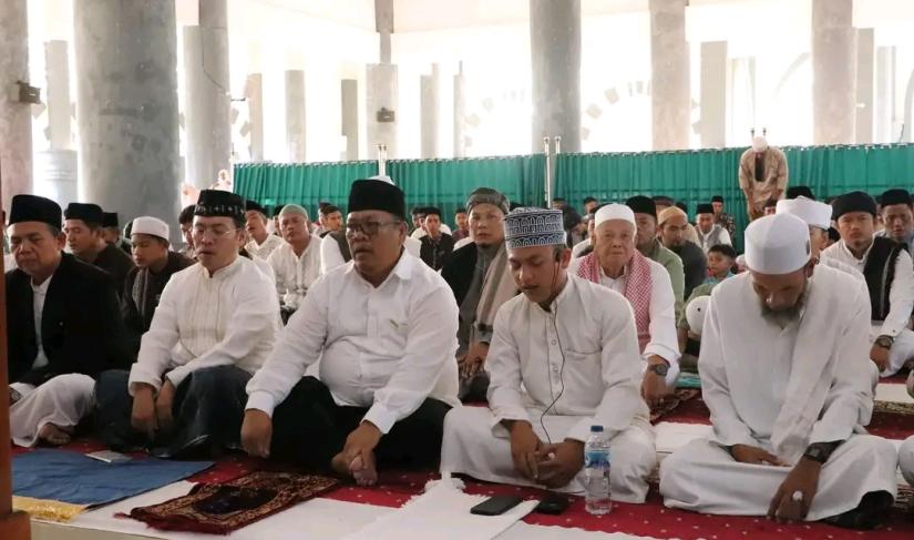 Pemkab Mukomuko Solat Idul Fitri di Masjid Agung