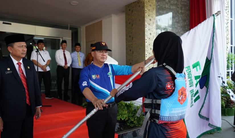 Gubernur Rohidin Mersyah melepas keberangkatan Tim Atlet Arum Jerami Provinsi Bengkulu yang akan mengikuti babak kualifikasi PON XXI di Provinsi Sumatera Barat,