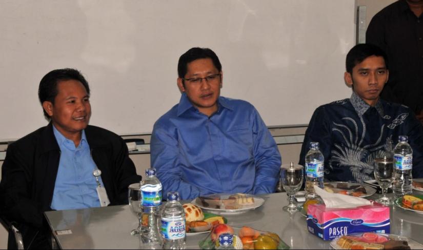  Zacky Antony (Kiri) poto bersama Anas Urbaningrum (Tengah/Baju Biru)