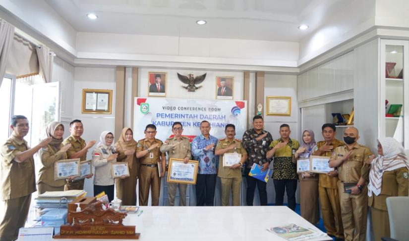 Bupati Kepahiang Dr. Ir. Hidayattullah Sjahid MM, IPU langsung menerima piagam tersebut dari Ketua Ombudman RI Perwakilan Bengkulu Herdy Puryanto di ruang kerja Bupati Kepahiang, Senin pagi (6/2/2022).