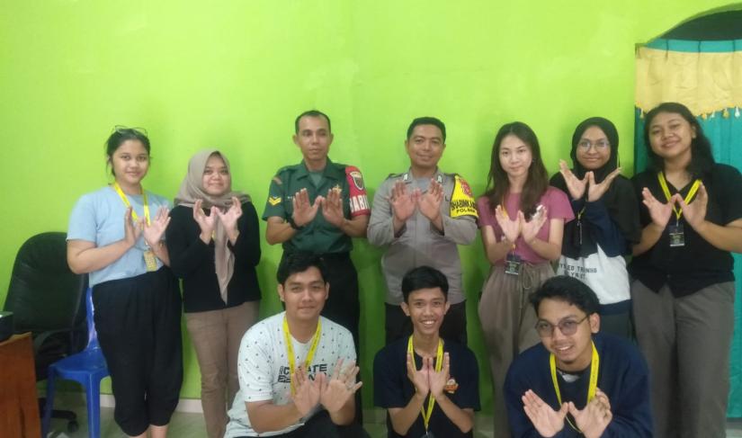 Mahasiswa UGM yang sedang melaksanakan KKN didesa Bandar Agung Kecamatan Ulu Manna Kabupaten Bengkulu Selatan, dan sampaikan imbauan Kamtibmas, Rabu (05/07/23).