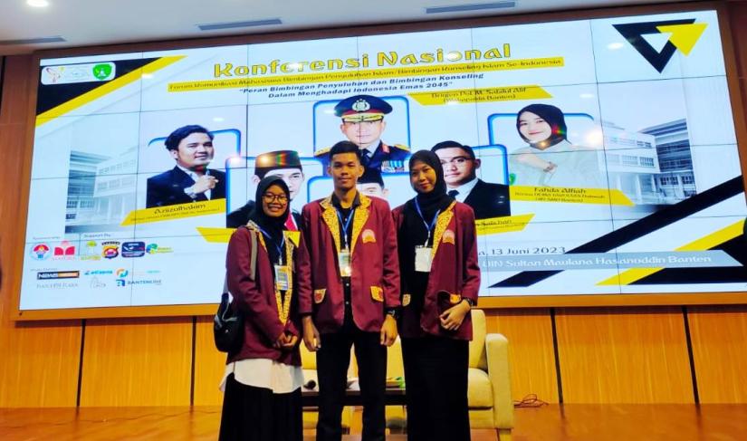 Zahran Al Fikri (Ketum HMPS Bimbingan/ Konseling Islam. Yuliana (Waka HMPS program studi bimbingan dan konseling islam dan Riska Indah Safitri Koordinator Bid. Wacana dan Ilmu Pengembangan.