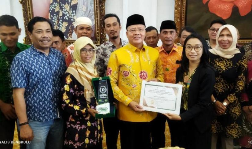Pemerintah Provinsi Bengkulu melalui DLHK Pemprov Bengkulu Bersama Anggota DPRD Provinsi Bengkulu Usin Sembiring melauching Program Bank Sampah Induk (BSI) dan Bank Sampah Unit (BSU) di Kota Bengkulu.