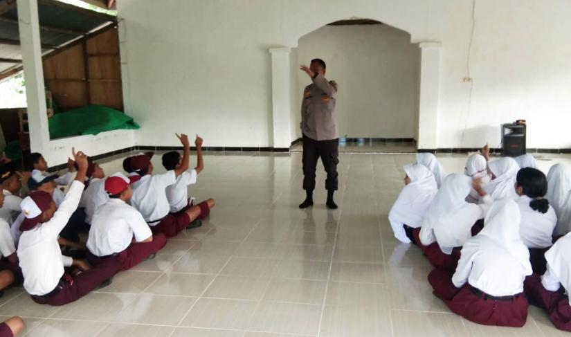 Wakapolsek Padang Jaya Polres Bengkulu Utara Ipda Sunarto yang melaksanakan sosialisasi kepada pelajar di sekolah SMPN 27 Bengkulu Utara Desa Marga Sakti Kecamatan Padang Jaya kabupaten Bengkulu Utara, Senin, (10 Juli 2023).