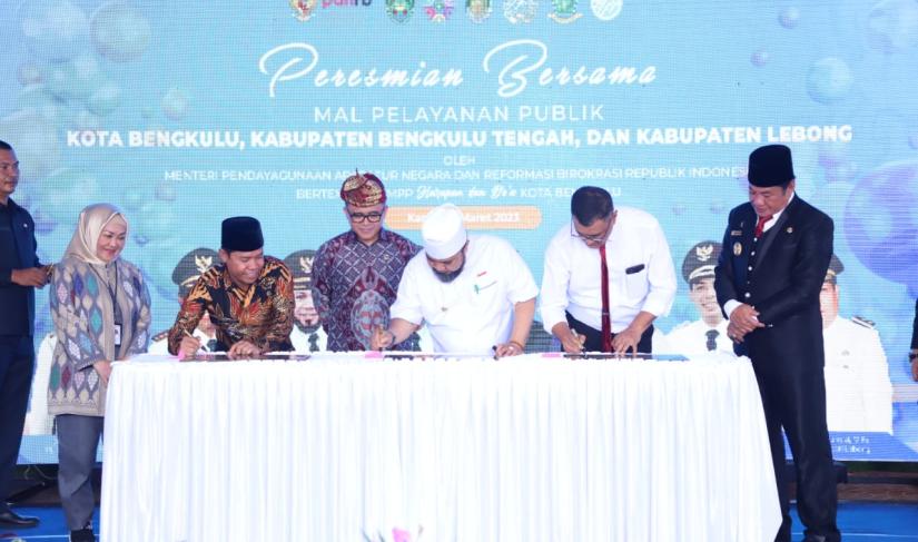 Wakil Gubernur Bengkulu, Rosjonsyah, mendampingi oleh Menteri Pendayagunaan Aparatur Negara dan Reformasi Birokrasi, Abdullah Azwar Anas, meresmikan tiga Mal Pelayanan Publik (MPP) pertama di provinsi Bengkulu.