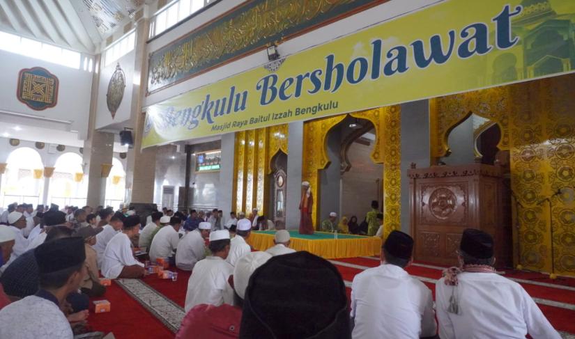  Acara 'Bengkulu Bersholawat' ini menampilkan Azzam Nur Mukjizat, seorang santri tunanetra yang saat ini menjadi viral setelah melantunkan Sholawat Asyghil di acara 1 Abad NU beberapa waktu lalu. 