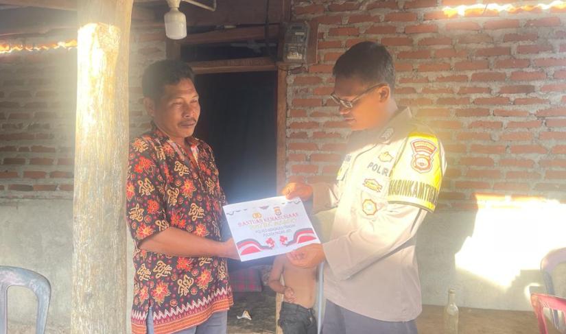 Pemberian Bantuan Beras oleh Bhabinkamtibmas  Polres Bengkulu Tengah untuk Warga  Kurang Mampu di Desa Keroya